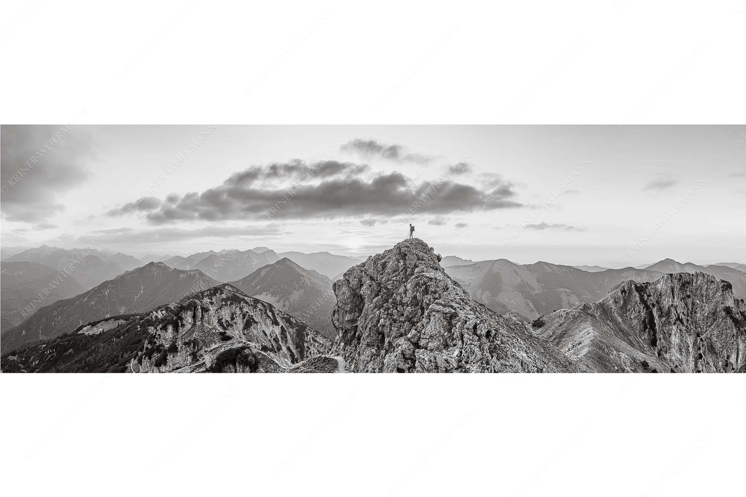 Durchatmen – Seitenverhältnis 3:1 — Wanderer am Kramer in den Ammergauer Alpen Blick vom Kramer in den Sonnenuntergang