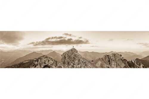 Blick vom Kramer in den Sonnenuntergang - Durchatmen - Seitenverhältnis 4:1 - Wanderer am Kramer in den Ammergauer Alpen - weitere Infos unter https://www.kriner-weiermann.de
