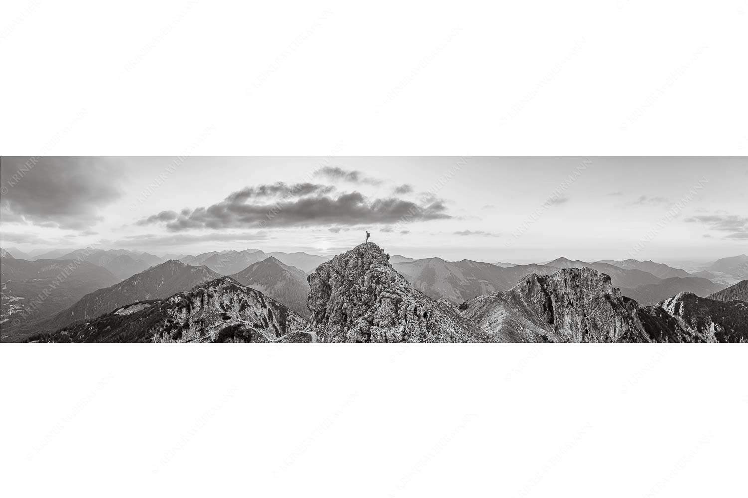 Durchatmen – Seitenverhältnis 4:1 — Wanderer am Kramer in den Ammergauer Alpen Blick vom Kramer in den Sonnenuntergang