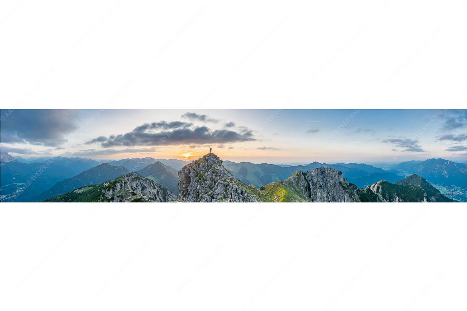 Durchatmen – Seitenverhältnis 5:1 — Wanderer am Kramer in den Ammergauer Alpen Blick vom Kramer in den Sonnenuntergang