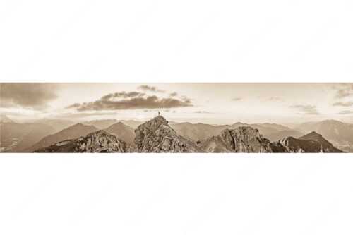 Blick vom Kramer in den Sonnenuntergang - Durchatmen - Seitenverhältnis 5:1 - Wanderer am Kramer in den Ammergauer Alpen - weitere Infos unter https://www.kriner-weiermann.de