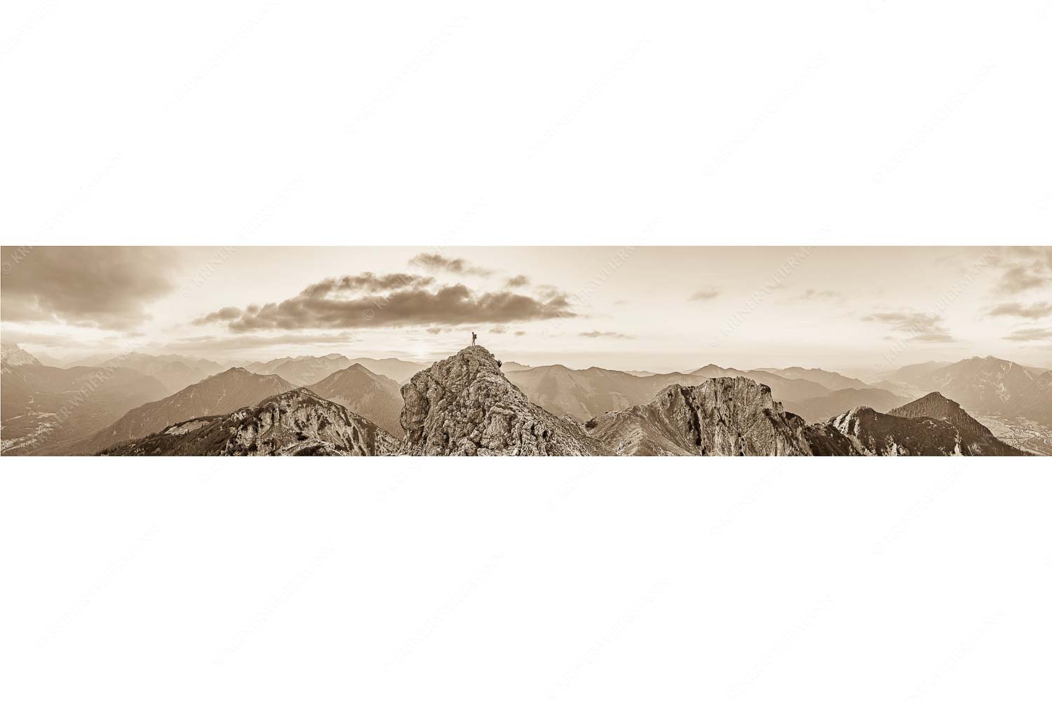 Durchatmen – Seitenverhältnis 5:1 — Wanderer am Kramer in den Ammergauer Alpen Blick vom Kramer in den Sonnenuntergang