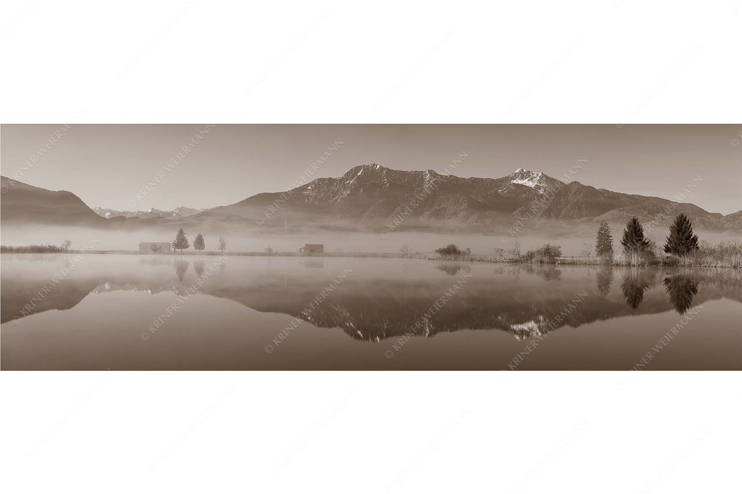 Durchblick – Seitenverhältnis 3:1 — Herzogstand und Heimgarten Morgenstimmung am Eichsee im Kochler Moos mit Blick zum Herzogstand bis hin zum Karwendel