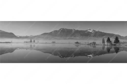 Morgenstimmung am Eichsee im Kochler Moos mit Blick zum Herzogstand bis hin zum Karwendel - Durchblick - Seitenverhältnis 3:1 - Herzogstand und Heimgarten - weitere Infos unter https://www.kriner-weiermann.de