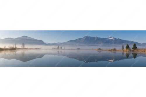 Morgenstimmung am Eichsee im Kochler Moos mit Blick zum Herzogstand bis hin zum Karwendel - Durchblick - Seitenverhältnis 4:1 - Herzogstand und Heimgarten - weitere Infos unter https://www.kriner-weiermann.de