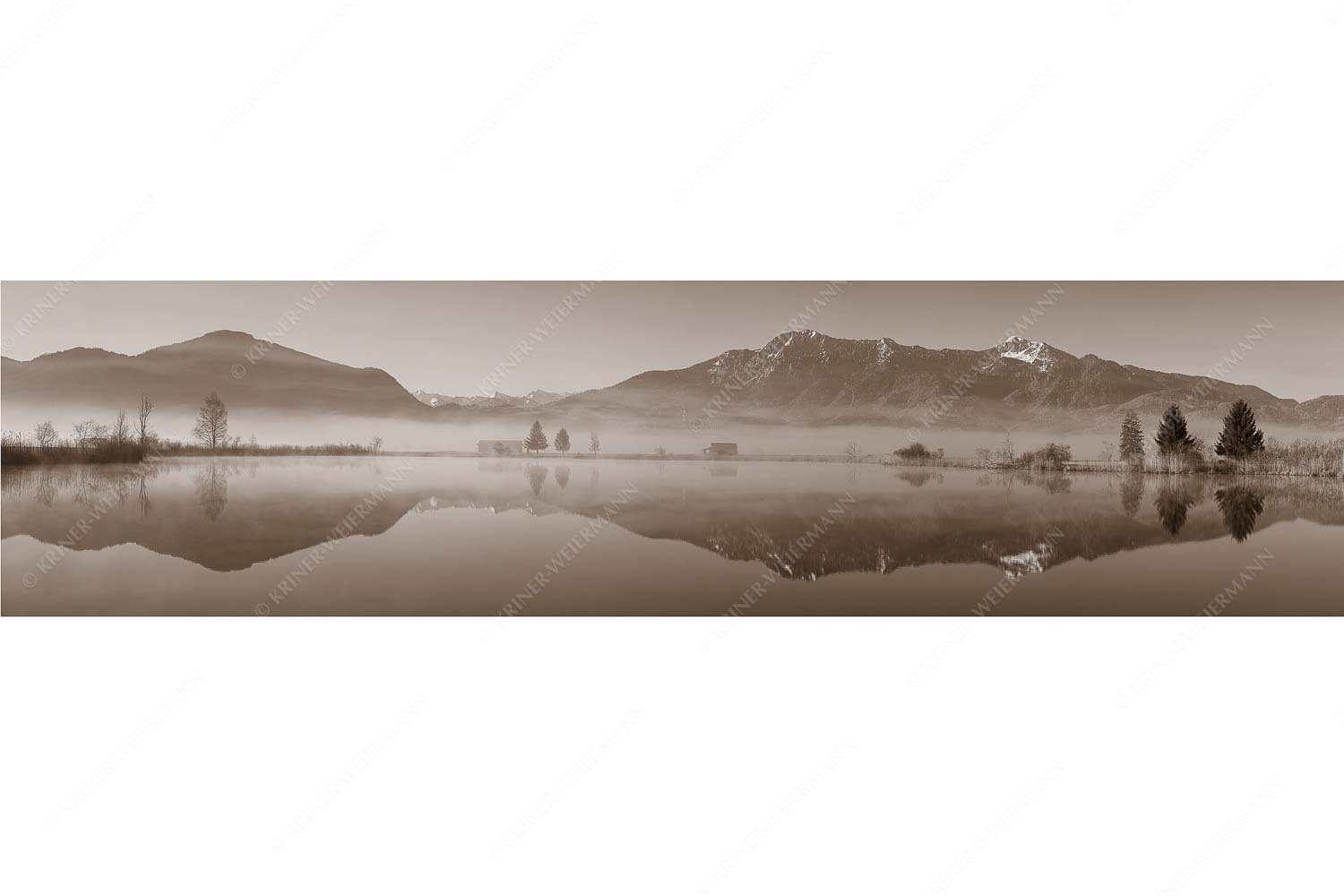 Durchblick – Seitenverhältnis 4:1 — Herzogstand und Heimgarten Morgenstimmung am Eichsee im Kochler Moos mit Blick zum Herzogstand bis hin zum Karwendel