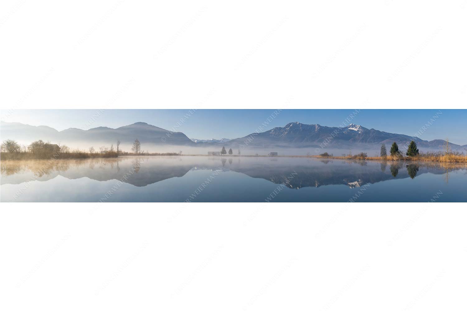 Durchblick – Seitenverhältnis 5:1 — Herzogstand und Heimgarten Morgenstimmung am Eichsee im Kochler Moos mit Blick zum Herzogstand bis hin zum Karwendel