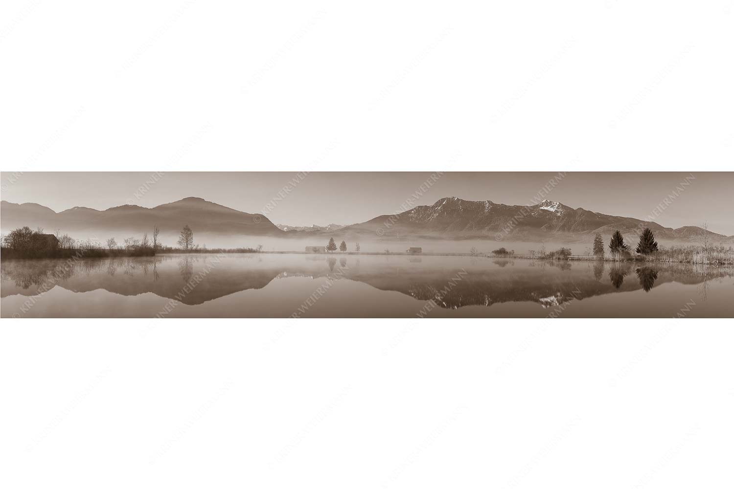 Morgenstimmung am Eichsee im Kochler Moos mit Blick zum Herzogstand bis hin zum Karwendel