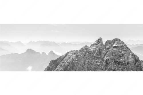 Blick zwischen Musterstein und Öfelekopf ins Karwendel - Durchs Berglein - Seitenverhältnis 3:1 - Öfelekopf Wetterstein Arnspitzen Karwendel - weitere Infos unter https://www.kriner-weiermann.de