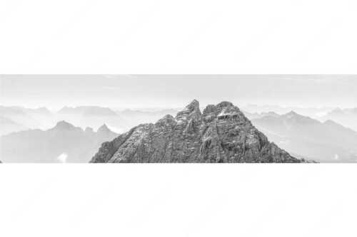 Blick zwischen Musterstein und Öfelekopf ins Karwendel - Durchs Berglein - Seitenverhältnis 4:1 - Öfelekopf Wetterstein Arnspitzen Karwendel - weitere Infos unter https://www.kriner-weiermann.de