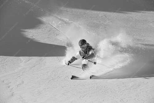 Frischer Pulverschnee auf der Zugspitze verlockt zum Freeriden - Dynamisch - Seitenverhältnis 3:2 - Skifahren auf der Zugspitze - weitere Infos unter https://www.kriner-weiermann.de