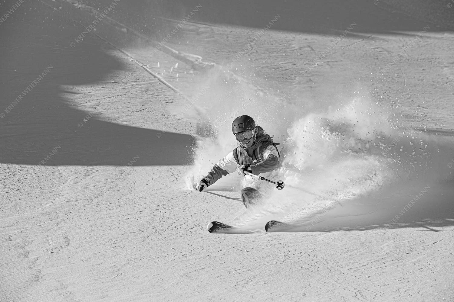 Dynamisch – Seitenverhältnis 3:2 — Skifahren auf der Zugspitze Frischer Pulverschnee auf der Zugspitze verlockt zum Freeriden