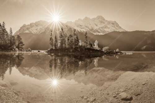 Blick über Eibsee zur Zugspitze im Wettersteingebirge - Eibseesterne - Seitenverhältnis 3:2 - Sonnenaufgang am Eibsee - weitere Infos unter https://www.kriner-weiermann.de
