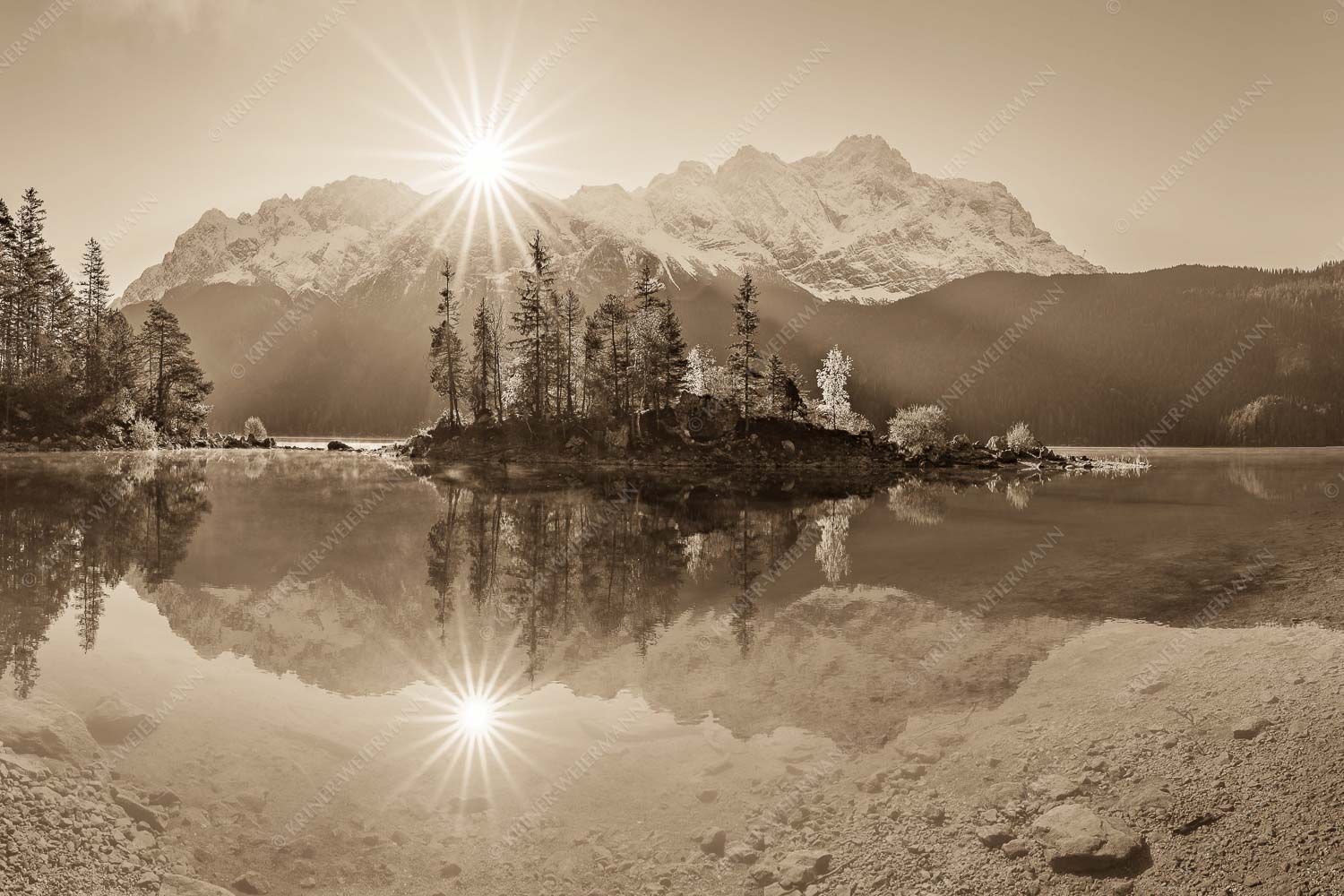 Eibseesterne – Seitenverhältnis 3:2 — Sonnenaufgang am Eibsee Blick über Eibsee zur Zugspitze im Wettersteingebirge
