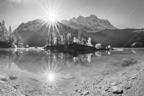 Blick über Eibsee zur Zugspitze im Wettersteingebirge - Eibseesterne - Seitenverhältnis 3:2 - Sonnenaufgang am Eibsee - weitere Infos unter https://www.kriner-weiermann.de