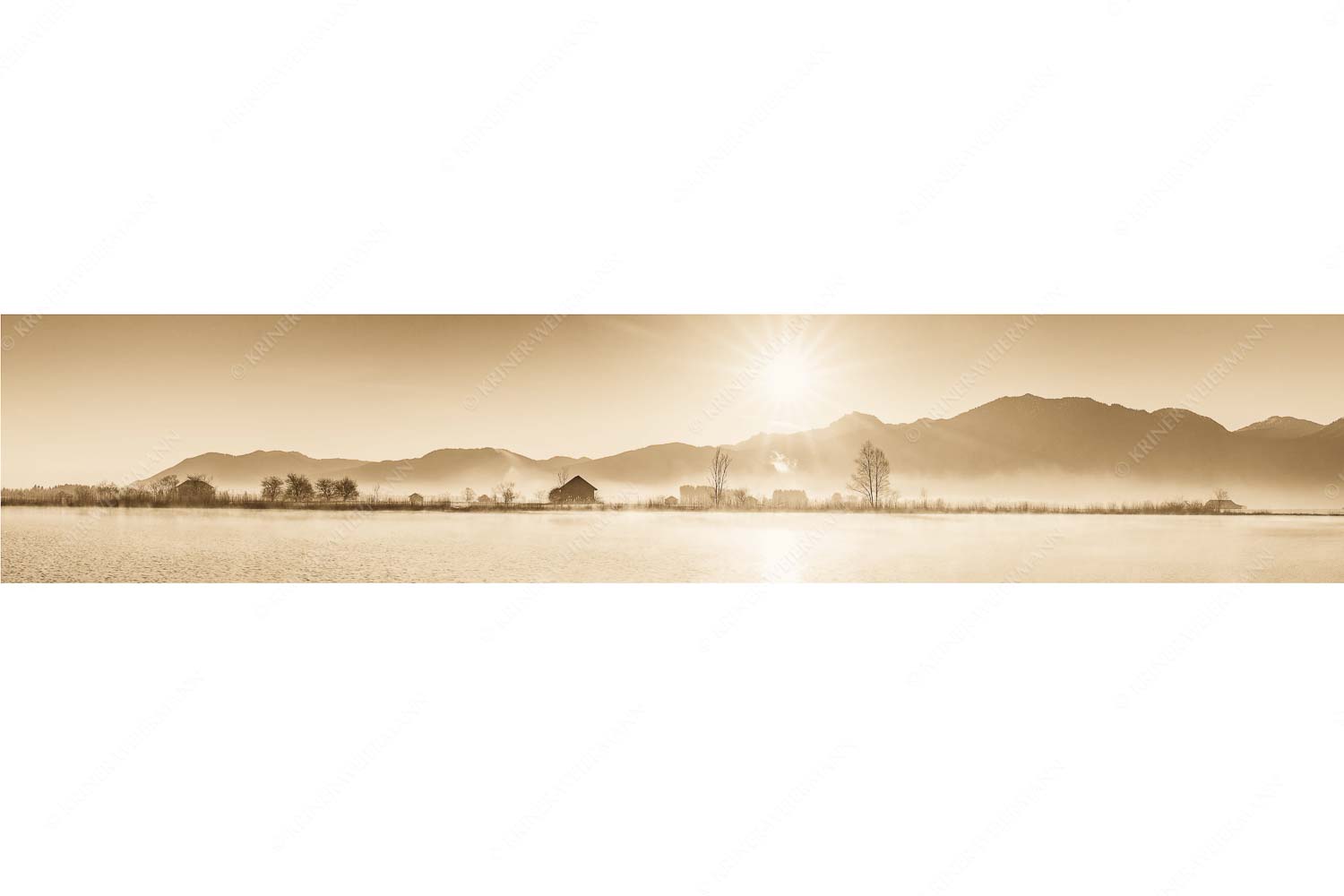 Blick über Eichsee in den Sonnenaufgang
