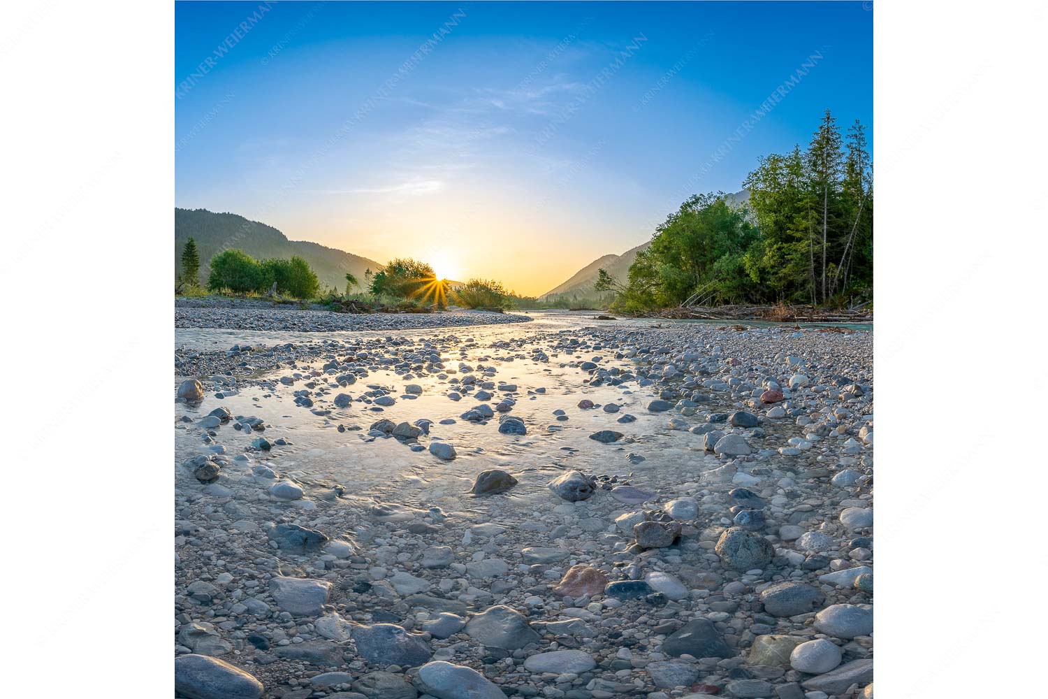 Blick über die Isar in den Sonnenaufgang - Ein Isarmorgen - Seitenverhältnis 1:1 - Steine an der Isar - weitere Infos unter https://www.kriner-weiermann.de
