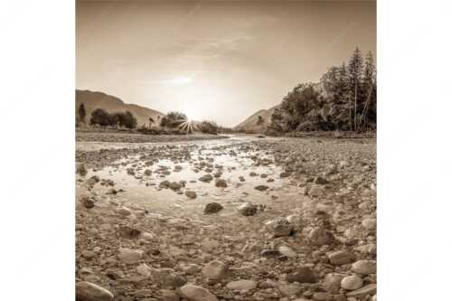 Blick über die Isar in den Sonnenaufgang - Ein Isarmorgen - Seitenverhältnis 1:1 - Steine an der Isar - weitere Infos unter https://www.kriner-weiermann.de