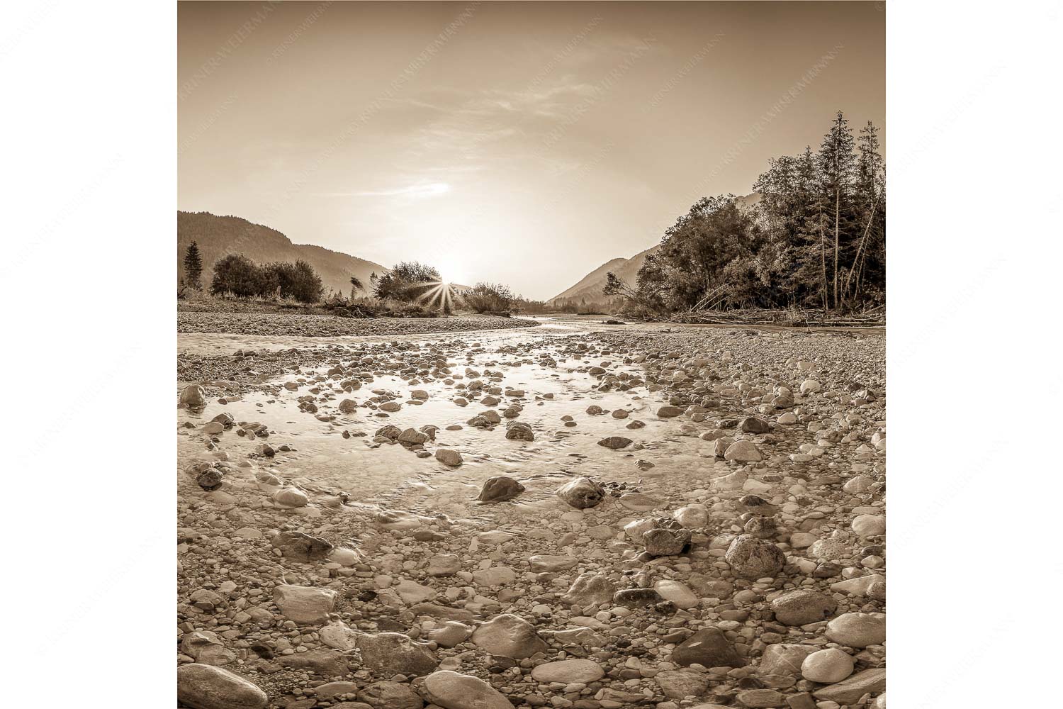 Ein Isarmorgen – Seitenverhältnis 1:1 — Steine an der Isar Blick über die Isar in den Sonnenaufgang
