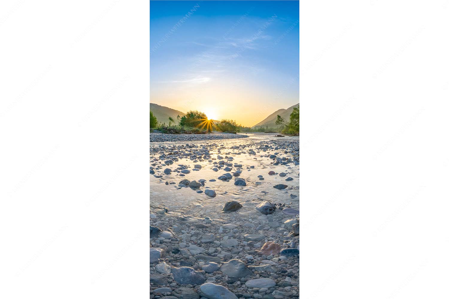 Ein Isarmorgen – Seitenverhältnis 1:2 — Steine an der Isar Blick über die Isar in den Sonnenaufgang