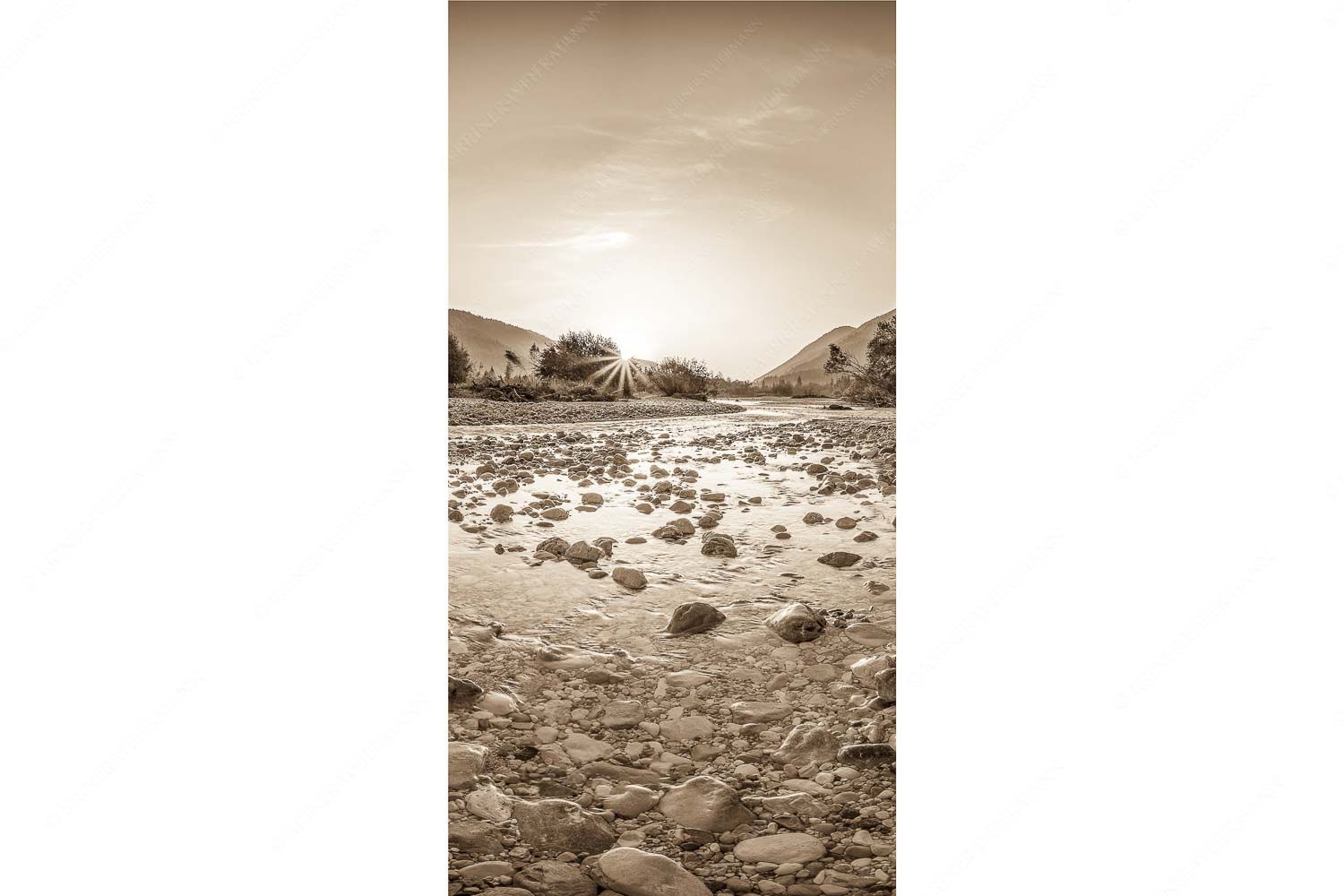 Ein Isarmorgen – Seitenverhältnis 1:2 — Steine an der Isar Blick über die Isar in den Sonnenaufgang