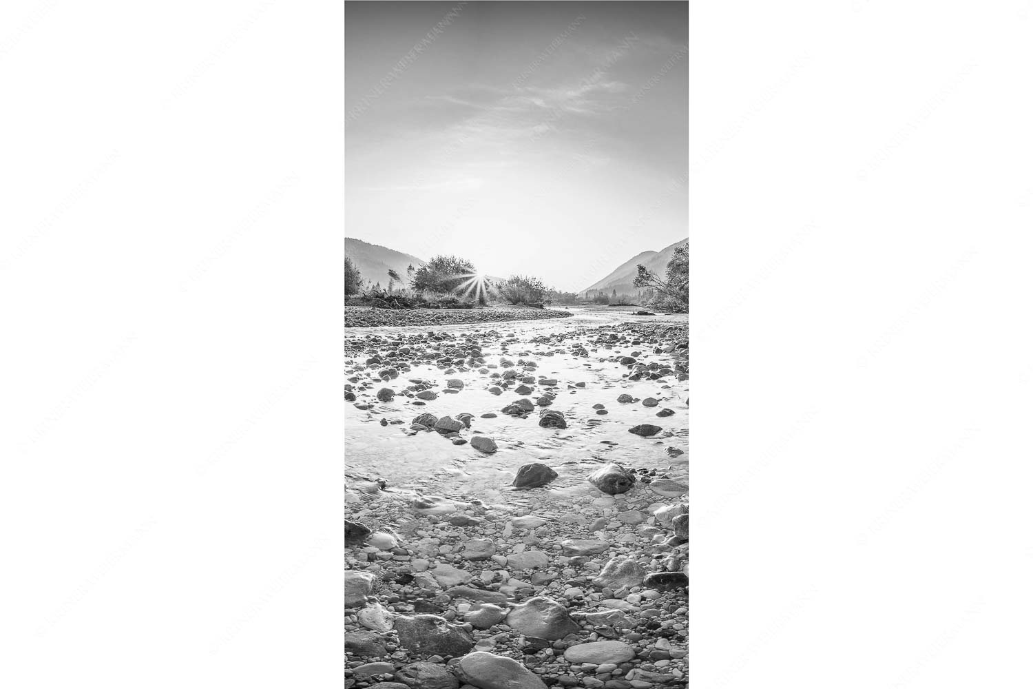 Ein Isarmorgen – Seitenverhältnis 1:2 — Steine an der Isar Blick über die Isar in den Sonnenaufgang