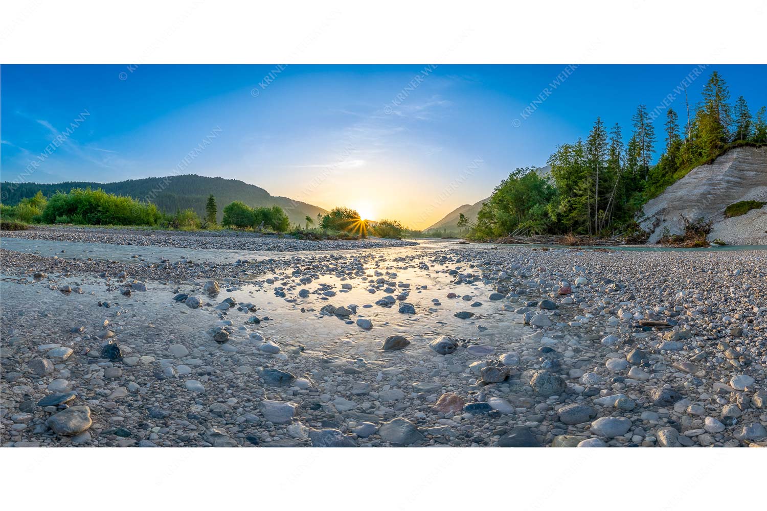 Blick über die Isar in den Sonnenaufgang - Ein Isarmorgen - Seitenverhältnis 2:1 - Steine an der Isar - weitere Infos unter https://www.kriner-weiermann.de