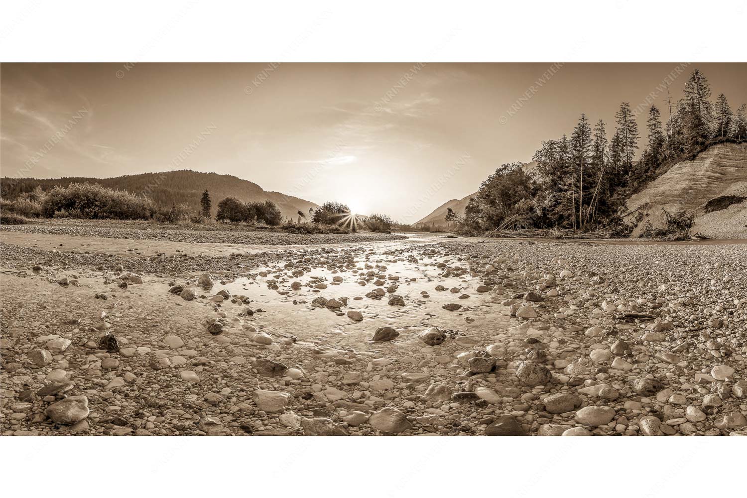 Ein Isarmorgen – Seitenverhältnis 2:1 — Steine an der Isar Blick über die Isar in den Sonnenaufgang