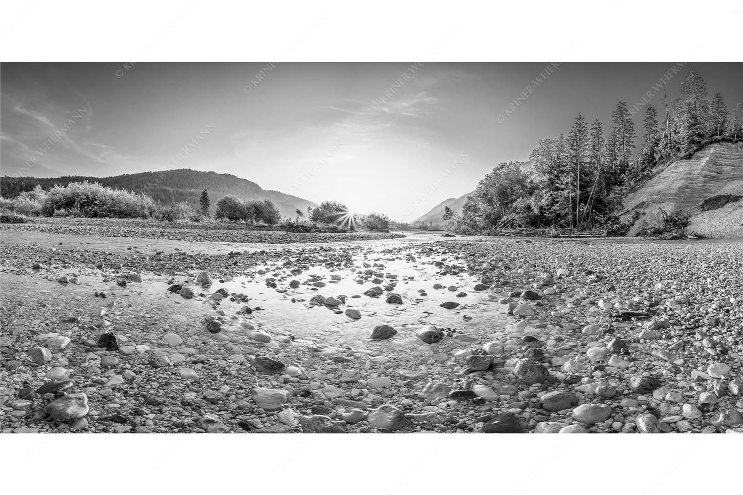 Ein Isarmorgen – Seitenverhältnis 2:1 — Steine an der Isar Blick über die Isar in den Sonnenaufgang