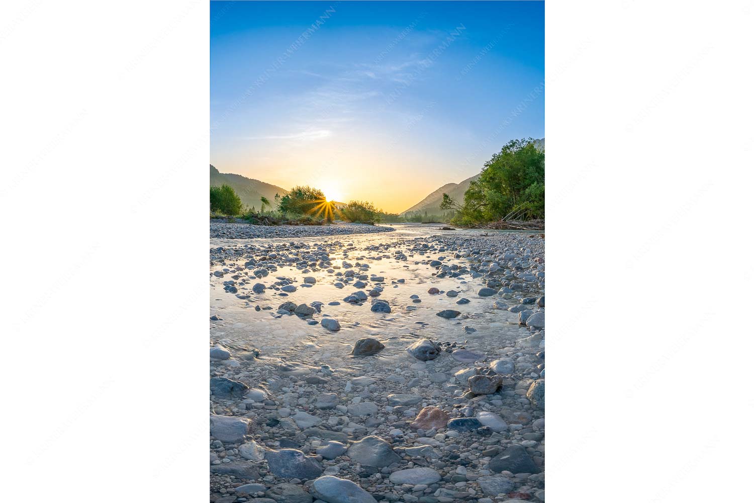 Ein Isarmorgen – Seitenverhältnis 2:3 — Steine an der Isar Blick über die Isar in den Sonnenaufgang