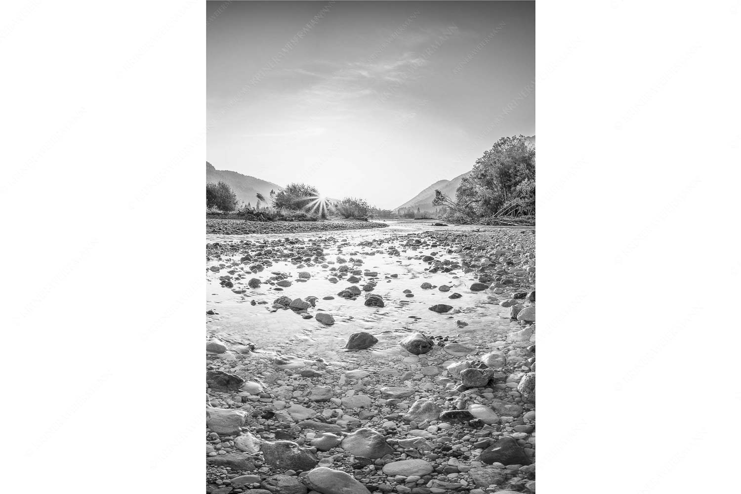 Ein Isarmorgen – Seitenverhältnis 2:3 — Steine an der Isar Blick über die Isar in den Sonnenaufgang