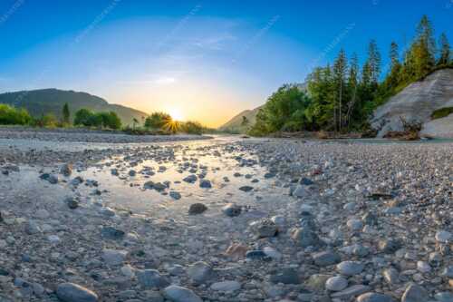 Blick über die Isar in den Sonnenaufgang - Ein Isarmorgen - Seitenverhältnis 3:2 - Steine an der Isar - weitere Infos unter https://www.kriner-weiermann.de