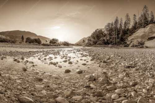 Blick über die Isar in den Sonnenaufgang - Ein Isarmorgen - Seitenverhältnis 3:2 - Steine an der Isar - weitere Infos unter https://www.kriner-weiermann.de