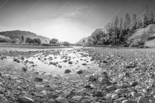 Blick über die Isar in den Sonnenaufgang - Ein Isarmorgen - Seitenverhältnis 3:2 - Steine an der Isar - weitere Infos unter https://www.kriner-weiermann.de