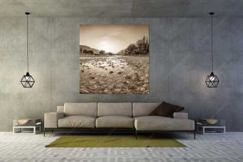 Blick über die Isar in den Sonnenaufgang - Ein Isarmorgen - Größe ca. 160x160cm, Seitenverhältnis 1:1 - Steine an der Isar - weitere Infos unter https://www.kriner-weiermann.de