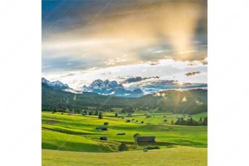 Blick in den Sonnenuntergang zwischen Wetterstein und Estergebirge - Ein kurzer Schauer - Seitenverhältnis 1:1 - Wetterstein und Estergebirge - weitere Infos unter https://www.kriner-weiermann.de