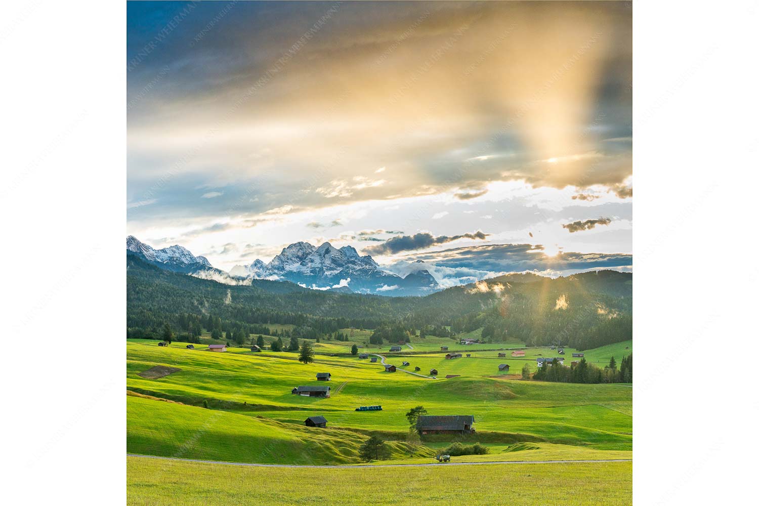 Ein kurzer Schauer – Seitenverhältnis 1:1 — Wetterstein und Estergebirge Blick in den Sonnenuntergang zwischen Wetterstein und Estergebirge