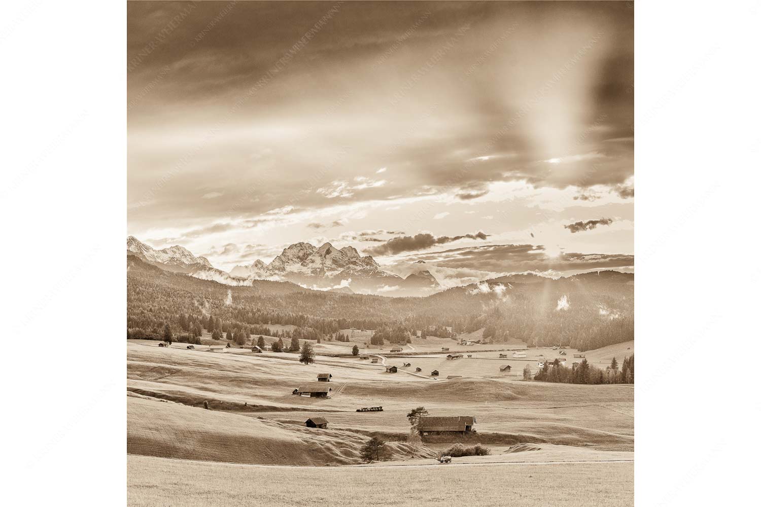 Blick in den Sonnenuntergang zwischen Wetterstein und Estergebirge