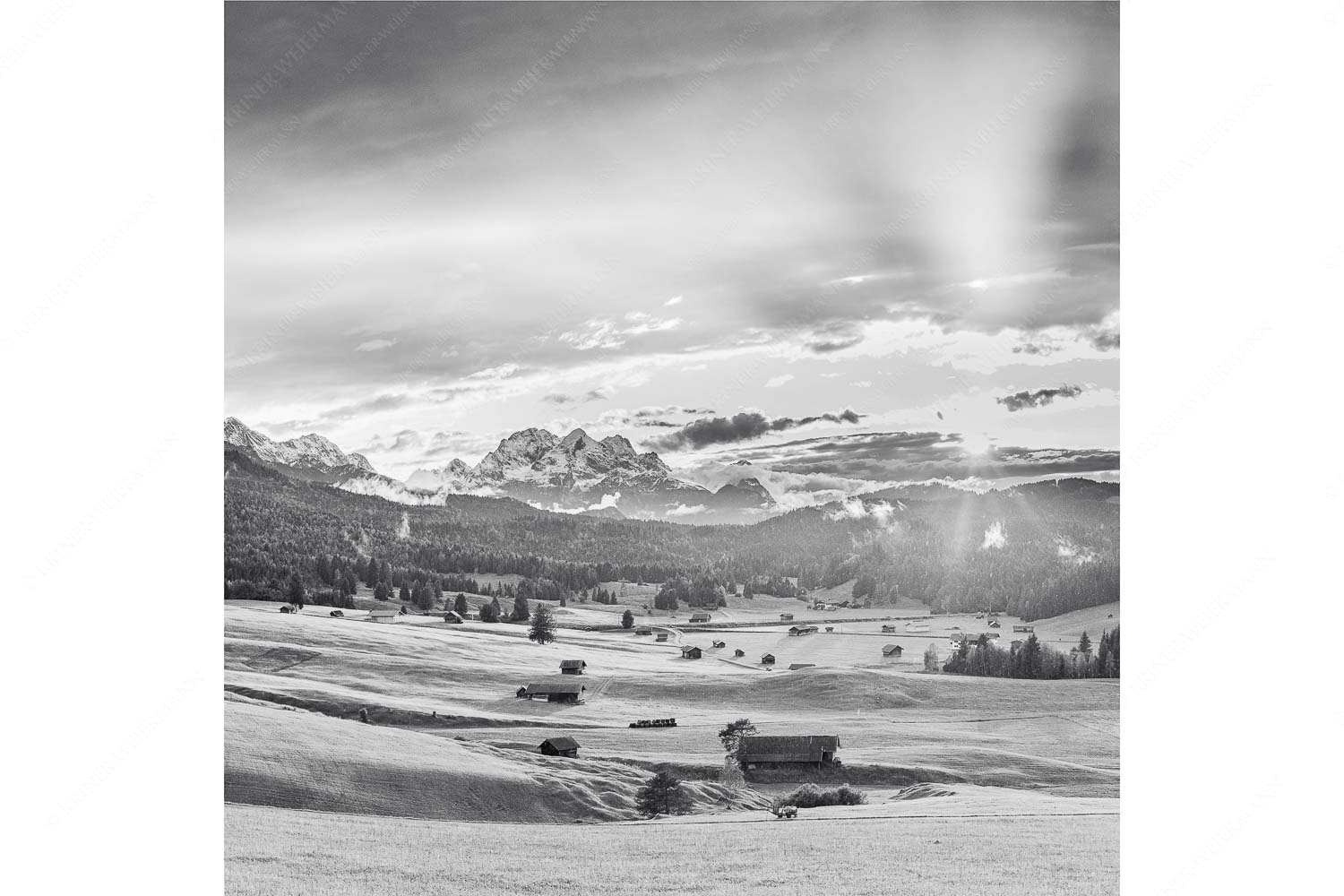 Ein kurzer Schauer – Seitenverhältnis 1:1 — Wetterstein und Estergebirge Blick in den Sonnenuntergang zwischen Wetterstein und Estergebirge