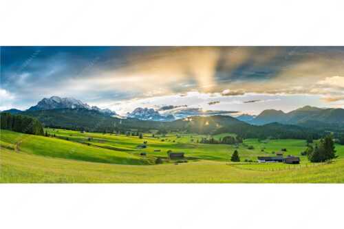 Blick in den Sonnenuntergang zwischen Wetterstein und Estergebirge - Ein kurzer Schauer - Seitenverhältnis 2,5:1 - Wetterstein und Estergebirge - weitere Infos unter https://www.kriner-weiermann.de