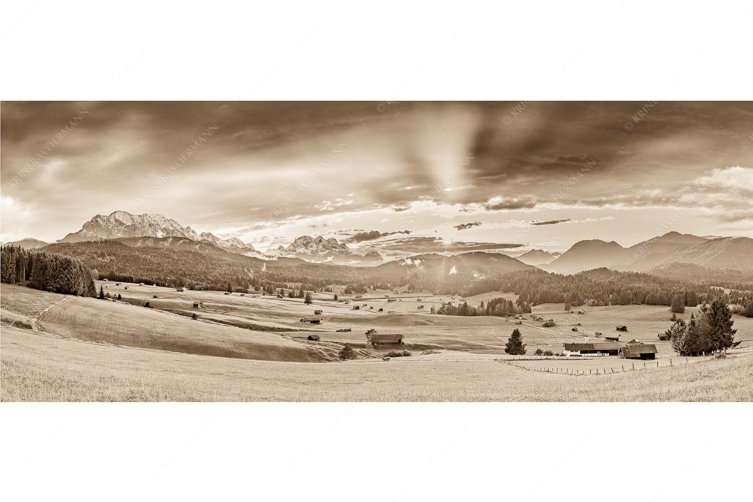 Blick in den Sonnenuntergang zwischen Wetterstein und Estergebirge