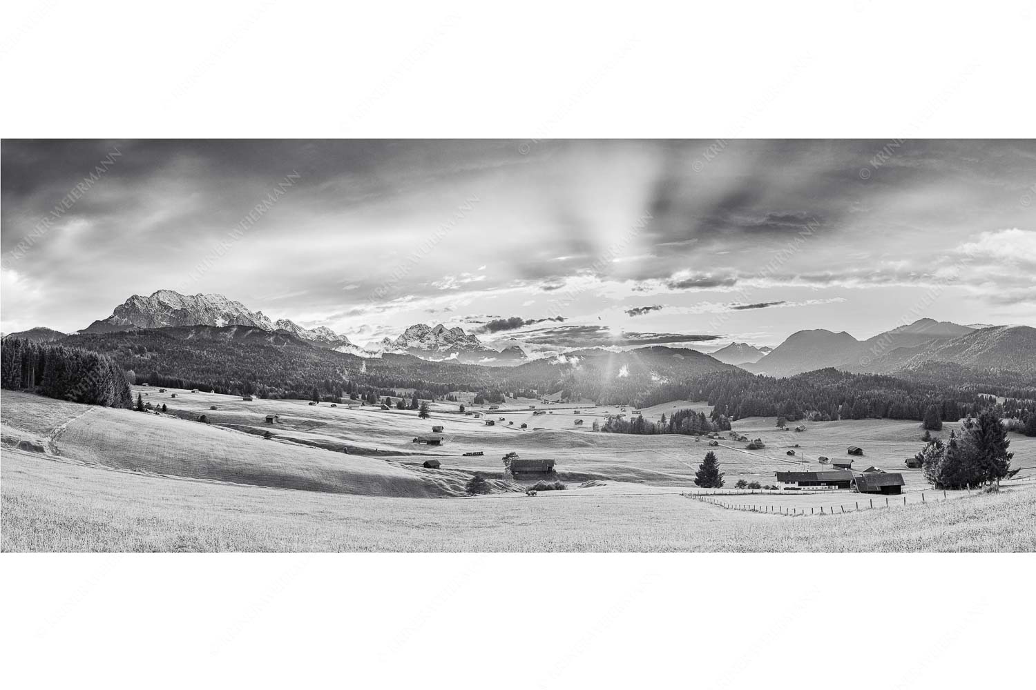 Ein kurzer Schauer – Seitenverhältnis 2,5:1 — Wetterstein und Estergebirge Blick in den Sonnenuntergang zwischen Wetterstein und Estergebirge