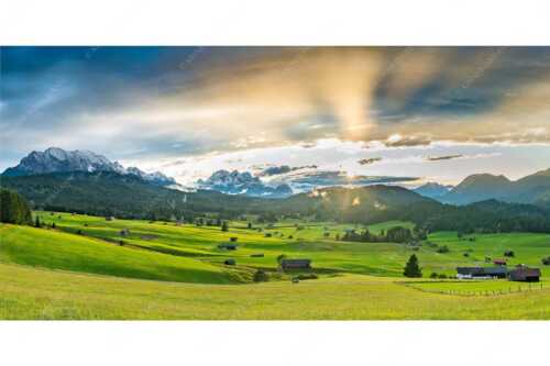 Blick in den Sonnenuntergang zwischen Wetterstein und Estergebirge - Ein kurzer Schauer - Seitenverhältnis 2:1 - Wetterstein und Estergebirge - weitere Infos unter https://www.kriner-weiermann.de