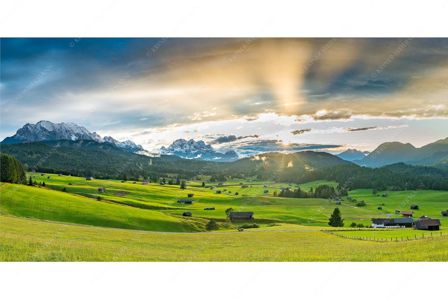 Ein kurzer Schauer – Seitenverhältnis 2:1 — Wetterstein und Estergebirge Blick in den Sonnenuntergang zwischen Wetterstein und Estergebirge