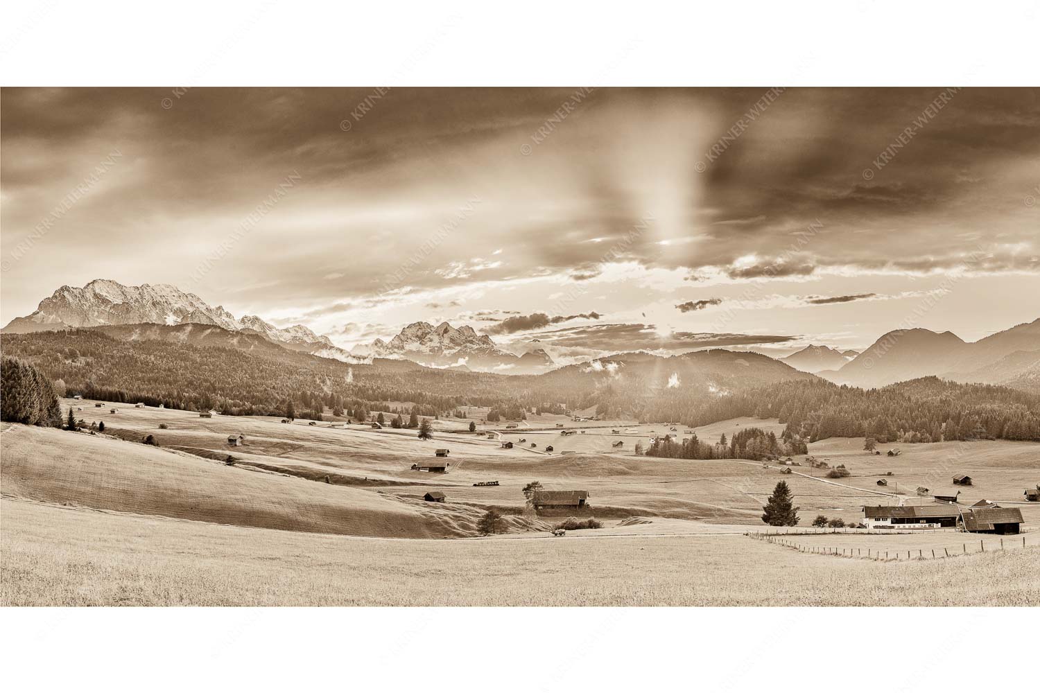 Ein kurzer Schauer – Seitenverhältnis 2:1 — Wetterstein und Estergebirge Blick in den Sonnenuntergang zwischen Wetterstein und Estergebirge