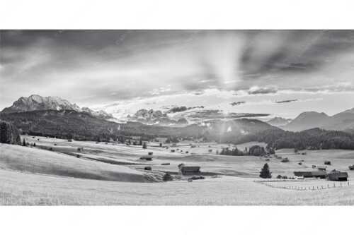 Blick in den Sonnenuntergang zwischen Wetterstein und Estergebirge - Ein kurzer Schauer - Seitenverhältnis 2:1 - Wetterstein und Estergebirge - weitere Infos unter https://www.kriner-weiermann.de
