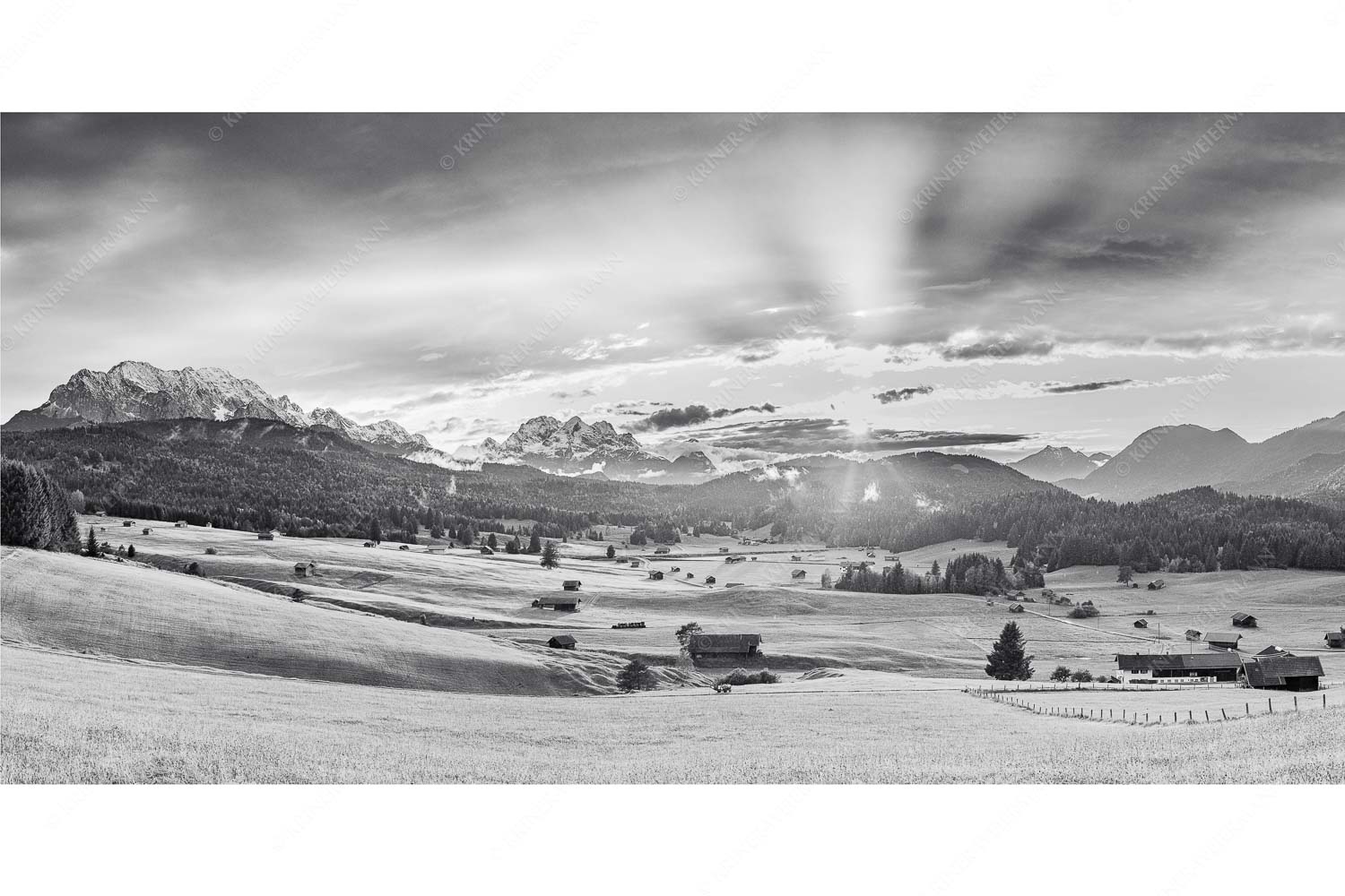 Ein kurzer Schauer – Seitenverhältnis 2:1 — Wetterstein und Estergebirge Blick in den Sonnenuntergang zwischen Wetterstein und Estergebirge