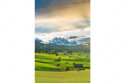 Blick in den Sonnenuntergang zwischen Wetterstein und Estergebirge - Ein kurzer Schauer - Seitenverhältnis 2:3 - Wetterstein und Estergebirge - weitere Infos unter https://www.kriner-weiermann.de