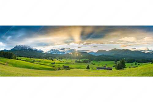 Blick in den Sonnenuntergang zwischen Wetterstein und Estergebirge - Ein kurzer Schauer - Seitenverhältnis 3:1 - Wetterstein und Estergebirge - weitere Infos unter https://www.kriner-weiermann.de