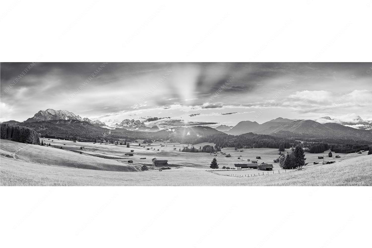 Ein kurzer Schauer – Seitenverhältnis 3:1 — Wetterstein und Estergebirge Blick in den Sonnenuntergang zwischen Wetterstein und Estergebirge